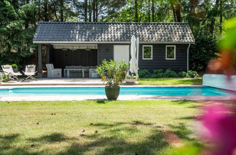 Houten schuur met veranda: praktisch én gezellig in de tuin